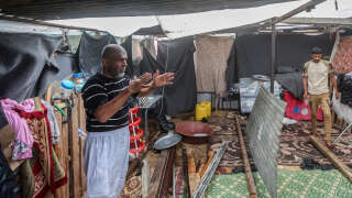 Un Palestinien sous une tente de fortune le 15 novembre 2023.