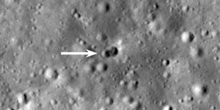 Een afbeelding gemaakt door NASA's Lunar Reconnaissance Orbiter toont de twee kraters die zijn achtergelaten door de WE0913A-crash.