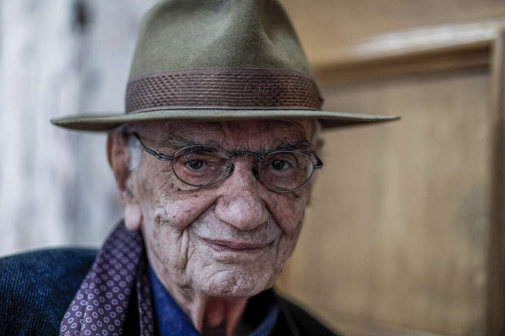 30 novembre <br>
Vassilis Vassilikos <br>
L’auteur grec Vassilis Vassilikos est décédé à l’âge de 90 ans, laissant derrière lui une oeuvre marquante, Z, roman-réquisitoire contre la dictature des colonels en Grèce adapté par Costa-Gavras au cinéma.