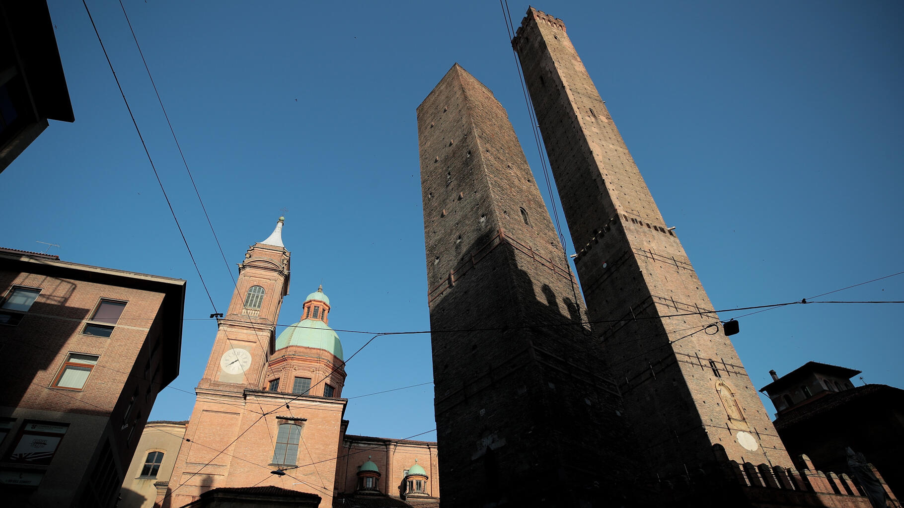Carricenda raccoglie il libretto degli assegni del Bologna per proteggere la torre, che sporge un po’ troppo in avanti.