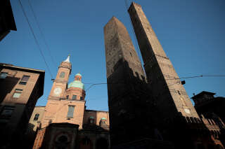 Il Bologna tira fuori il libretto degli assegni per mettere in sicurezza la Torre Garisenda, che pende un po’ troppo