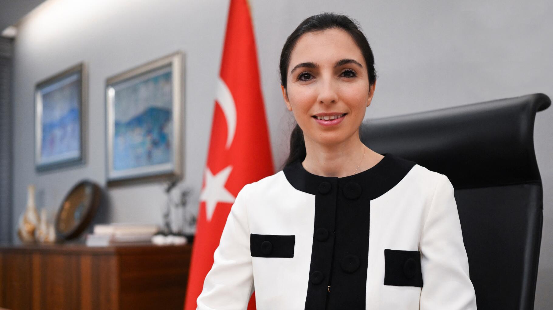 Als gevolg van de inflatie in Türkiye keert het hoofd van de centrale bank terug naar haar ouders