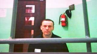 Mort d’Alexeï Navalny : son corps encore refusé à ses proches par les enquêteurs, ce que l’on sait (Photo d’illustration d’Alexei Navalny vu sur un écran via lors des audiences du tribunal à la Cour suprême de Russie à Moscou le 22 juin 2023.)