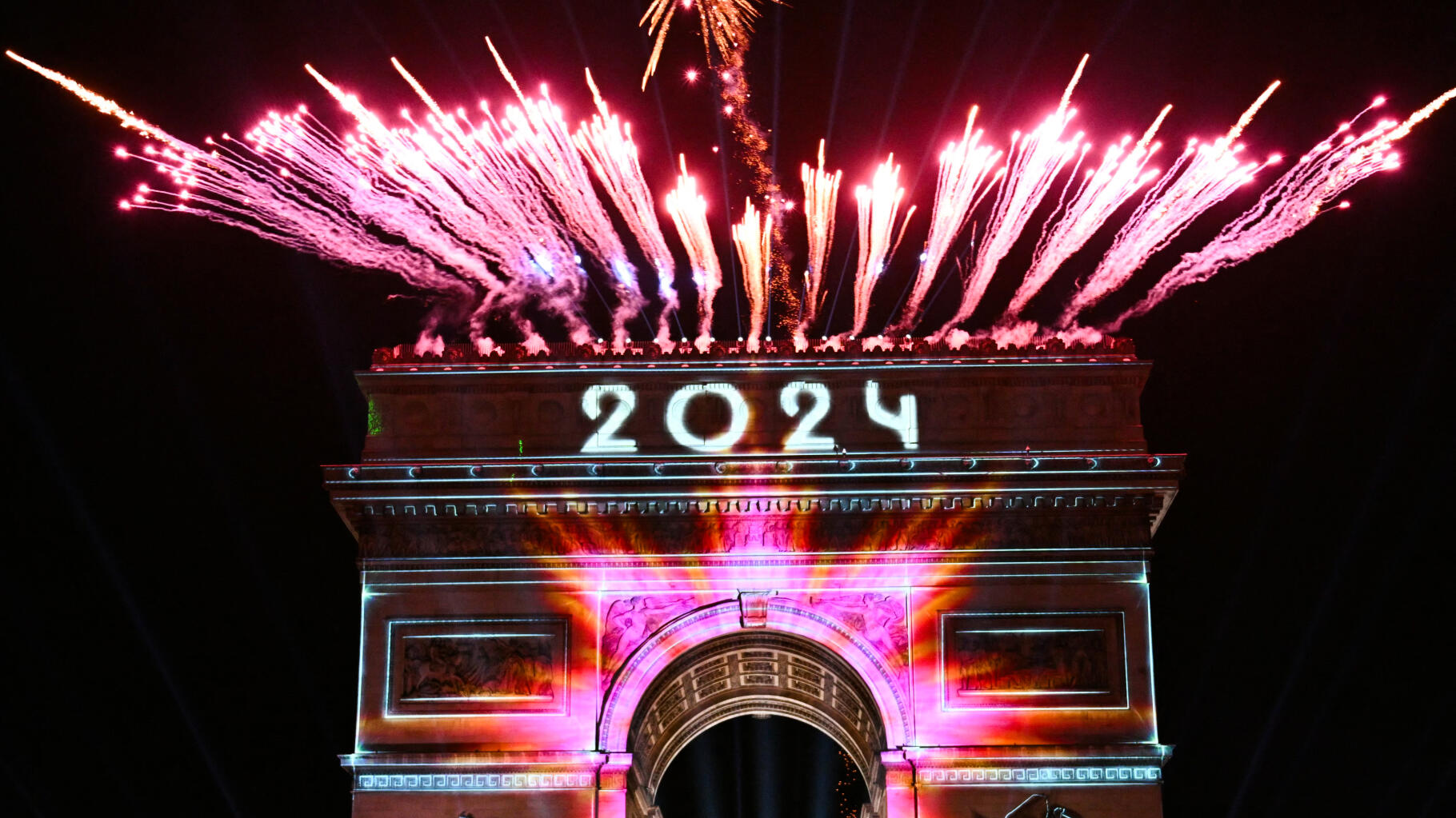 Nouvel An : sur les Champs-Élysées, le passage à 2024 sous le