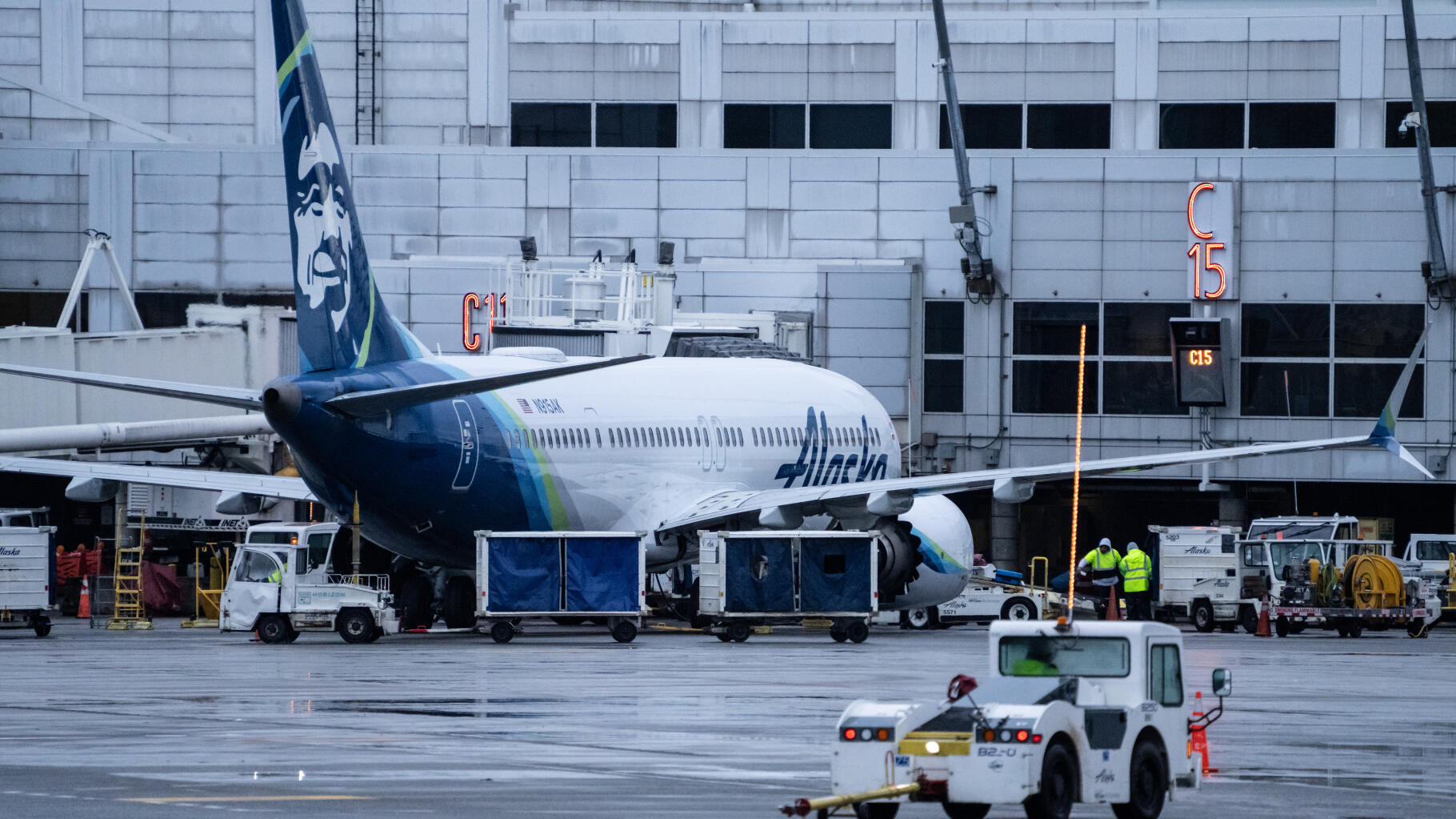 Tutti gli aerei Boeing 737-MAX 9 sono rimasti a terra dopo che un finestrino si è staccato durante il volo
