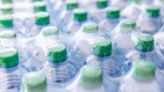 L’acqua in bottiglia contiene più microplastiche di quanto si pensasse in precedenza