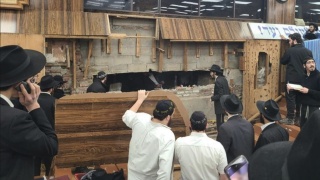 Le bardage en bois de la synagogue a été arraché, révélant l’accès à un tunnel.