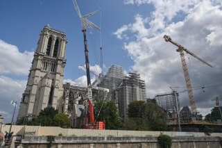 Ce bouquet au sommet de Notre-Dame marque une étape importante dans la reconstruction