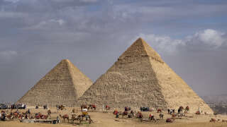 Devant les pyramides de Gizeh, en Égypte, le 6 février 2023.
