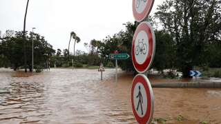 Des pluies importantes ont engendré des crues, qui ont fait deux morts à la Réunion ce dimanche 28 janvier. Une photo d’illustration des routes inondées après le passage du cyclone Belal à Saint-Paul, le 15 janvier 2024.
