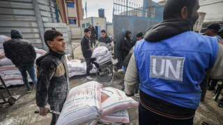 Israel-Hamas war: UNRWA is losing its funding, what consequences can be expected in Gaza?  (Photo of Palestinian refugees and a UNRWA member moving bags of food in Rafah on January 28) 