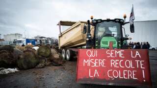 Le gestionnaire d’autoroutes Sanef déplore ce mardi 30 janvier un « surcoût » de « 150 000 euros de décharge » liée aux débris laissés par les agriculteurs.