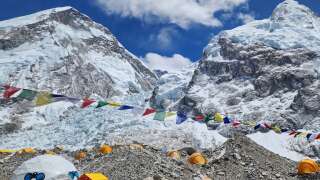 Selon l’ONG locale Sagarmatha Pollution Control Committee, il y a environ trois tonnes d’excréments humains entre le camp 1, au pied de l’Everest, et le camp 4, le dernier avant le sommet.
