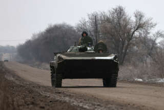 Des soldats ukrainiens à bord d’un véhicule blindé de combat d’infanterie sur une route proche de Bakhmout, dans la région de Donetsk en Ukraine, le 10 décembre 2023.
