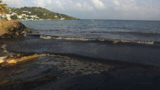 À Trinité-et-Tobago, le naufrage d’un mystérieux navire provoque une inquiétante marée noire comme vous pouvez le voir sur cette image prise à Rockly Bay le 10 février 2024.