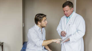 Les jeunes hommes qui souhaitent faire une vasectomie font souvent face au refus des chirurgiens.