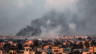 Guerre Israël-Hamas : Tel Aviv lance un ultimatum très symbolique avant d’attaquer Rafah (Photo de fumée de bombardements s’échappant de Khan Younès dans la bande de Gaza, prise depuis Rafah le 18 février 2024) 