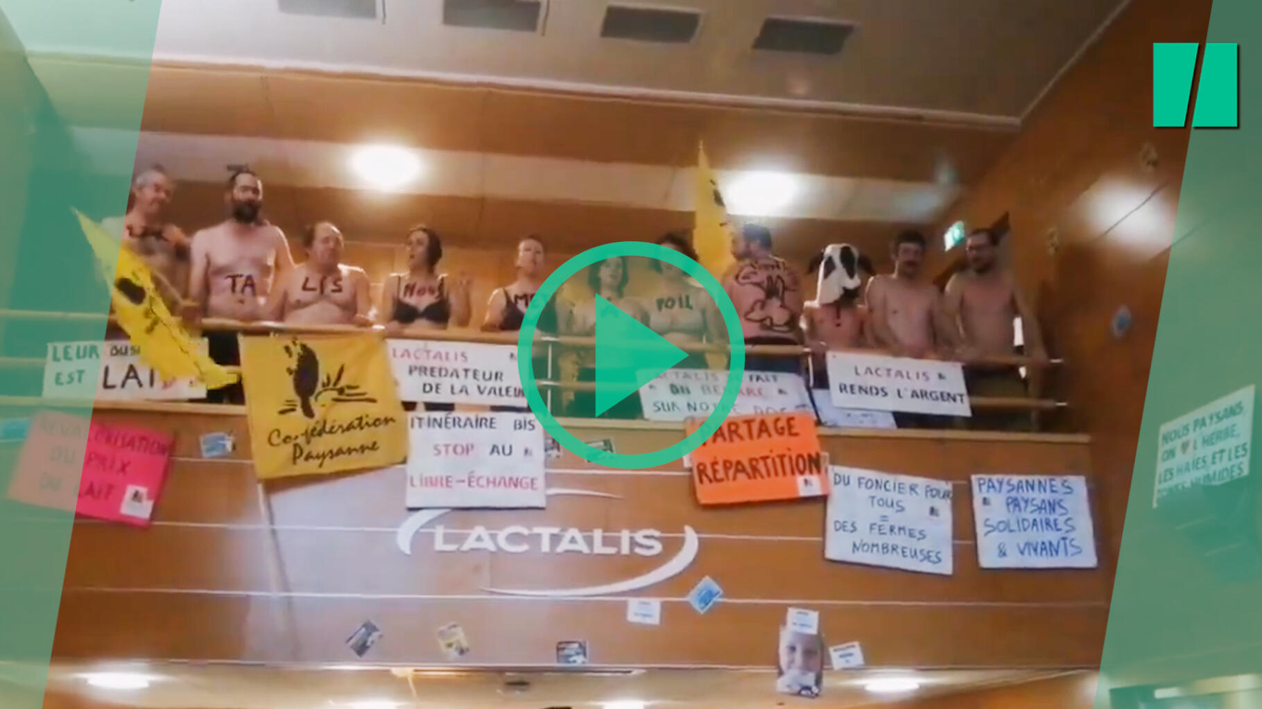 Au siège de Lactalis, des agriculteurs « à poil » pour dénoncer le prix du lait