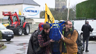 Des membres du syndicat agricole Confédération paysanne ont envahi le siège de Lactalis à Laval, ce mercredi 21 février.