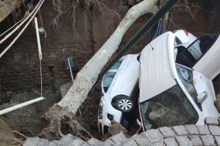 Un gouffre s’ouvre en plein milieu d’une rue à Naples et engloutit deux voitures