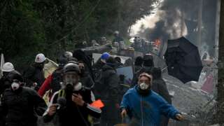 Des manifestants fuient les forces de l’ordre qui s’approchent d’une « zone à défendre » (ZAD) occupée par des militants contre le projet d’autoroute A69 reliant Toulouse et la ville de Castres, le 15 février 2024. 