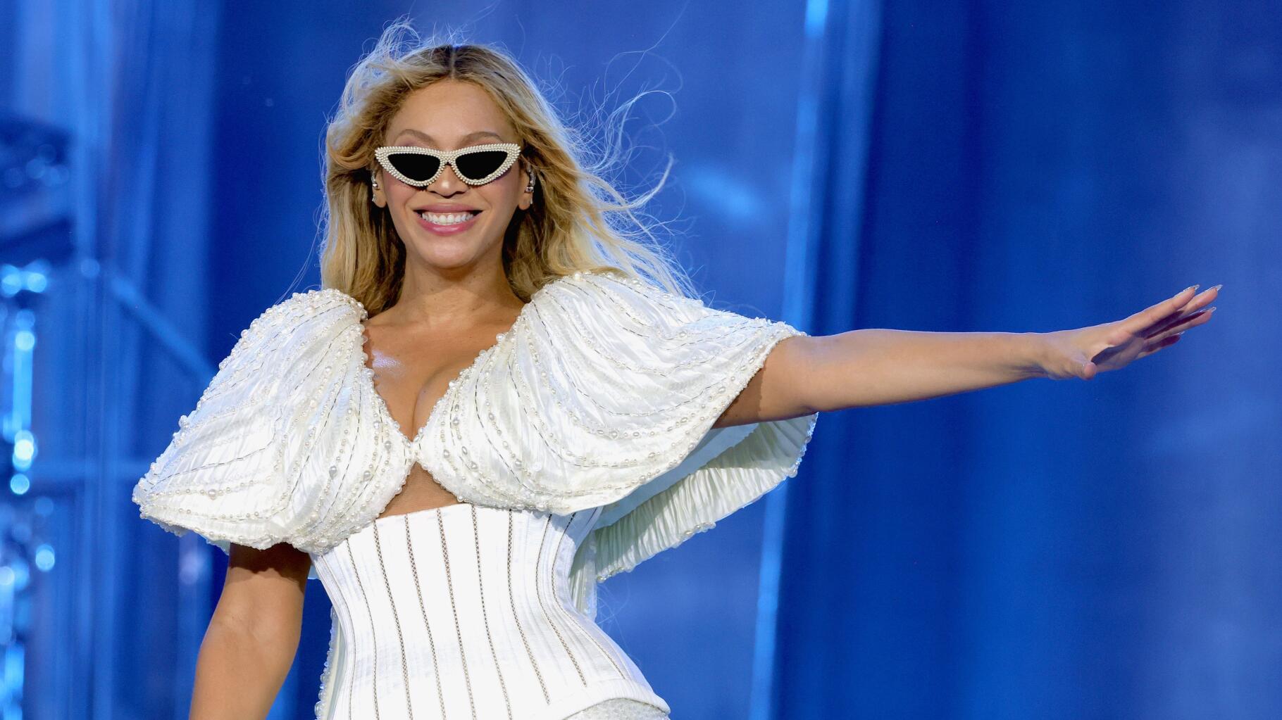 Beyoncé ha tentato anche Dolly Parton con le sue nuove canzoni country