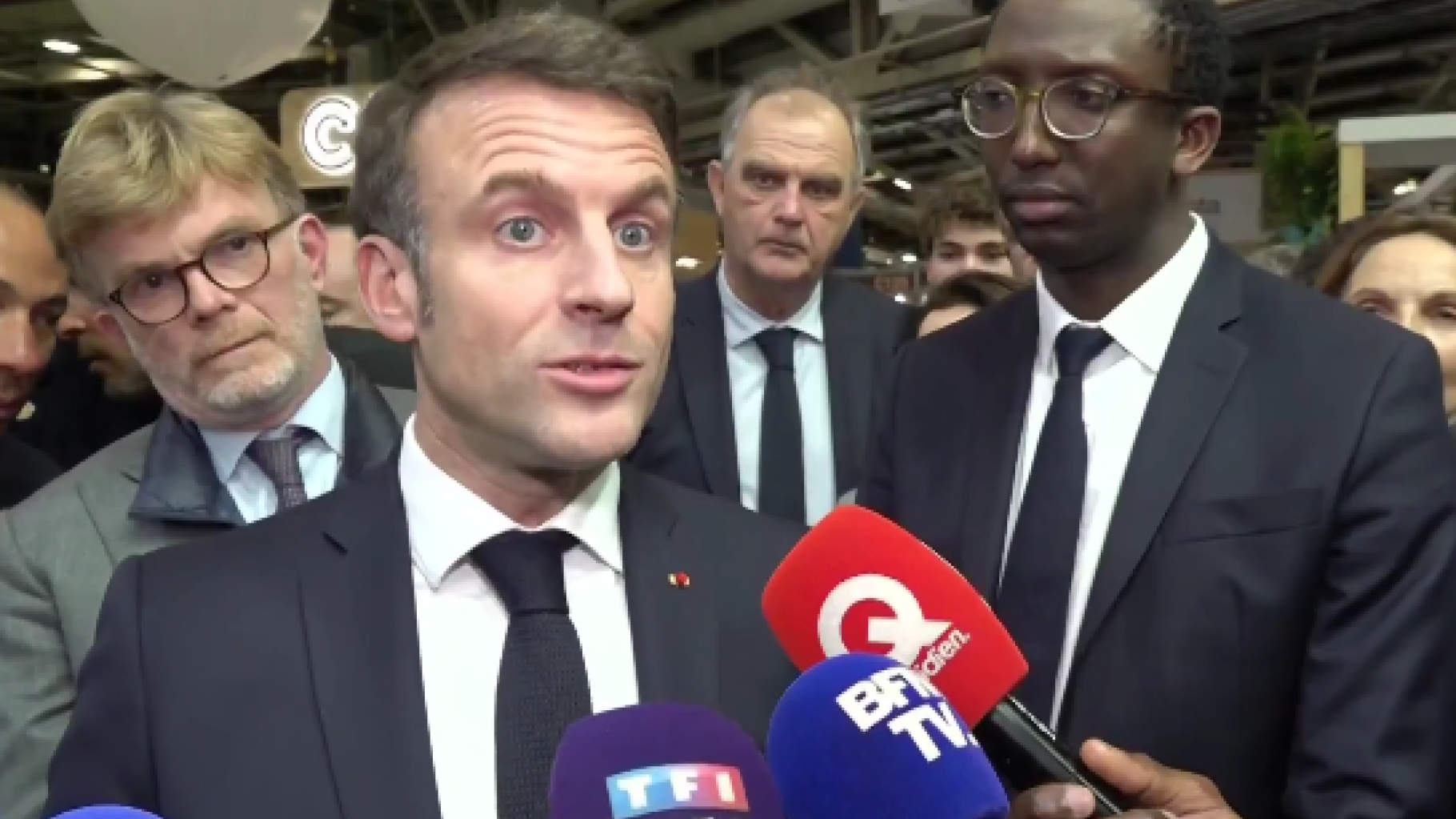 En quittant le Salon de l’agriculture, Macron tacle le RN et ses « craques »