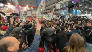 Salon de l’agriculture : des manifestants forcent l’entrée pour rejoindre Emmanuel Macron, des CRS déployés
