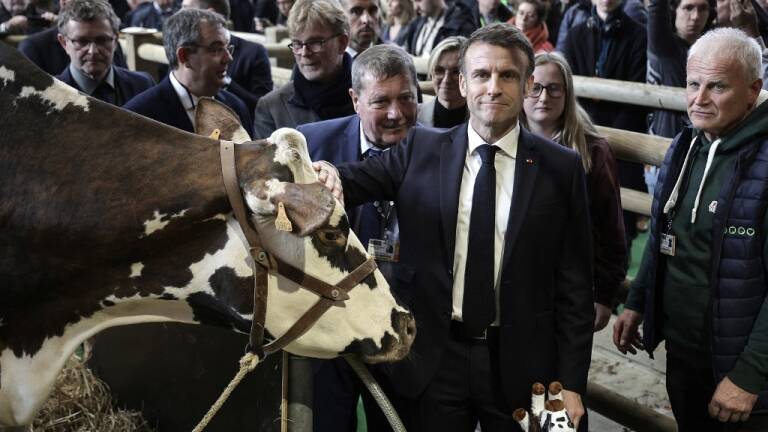 Le président de la Républqiue Emmanuel Macron et Oreillette, égérie du Salon de l’Agriculture ce samedi 24 février.