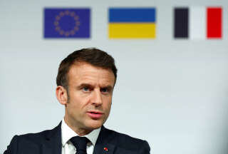 Emmanuel Macron photographié lors d’une conférence de presse ce lundi 26 février (Photo by GONZALO FUENTES / POOL / AFP).