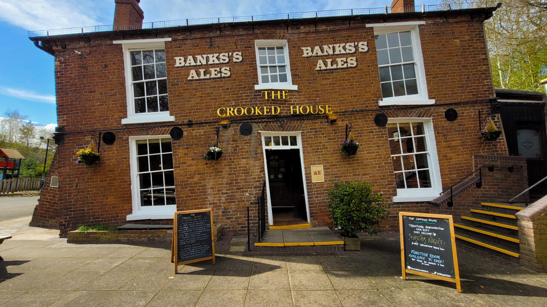 In the United Kingdom, the “Crooked House”, the country's “wobble”, will be rebuilt identically.