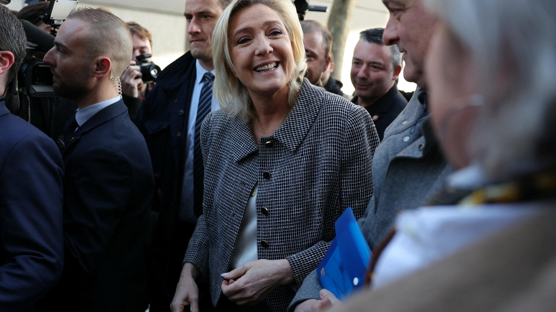 Salon de l’Agriculture : Marine Le Pen en visite en plein cafouillage au RN sur les prix planchers