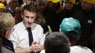Emmanuel Macron lors d’un débat improvisé en marge de sa visite (mouvementée) du Salon de l’Agriculture samedi 24 février. 