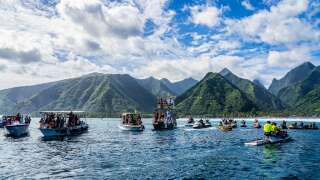 Photo d’illustration de spectateurs sur des bateaux pendant une compétition à Teahupo’o, en Polynésie française, le 19 août 2022.