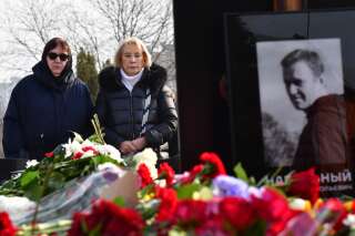 Ljudmila Nawalnaja (links), Mutter des russischen Dissidenten Alexej Nawalny, besucht am 2. März 2024 das Grab ihres Sohnes auf dem Borisowo-Friedhof in Moskau.  Er wird von Nawalnys verwitweter Mutter Allah begleitet.