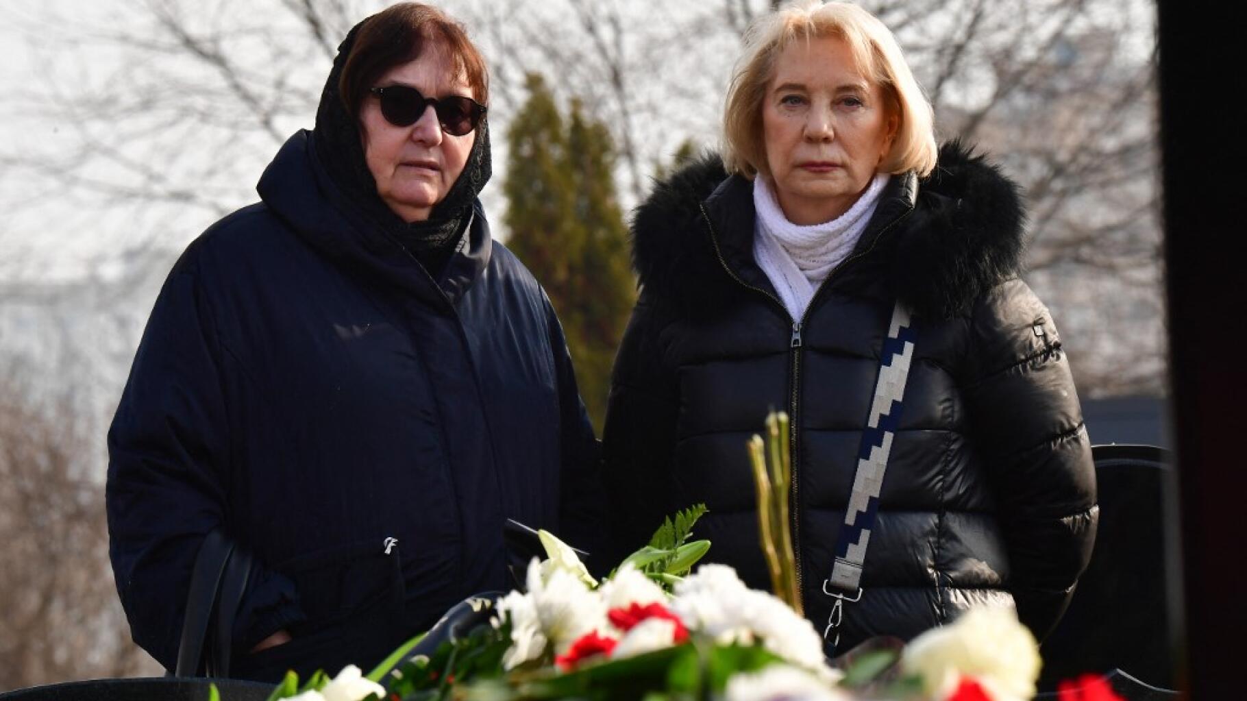Die Mutter von Alexej Nawalny besucht am Tag nach seiner Beerdigung in Moskau das Grab ihres Sohnes