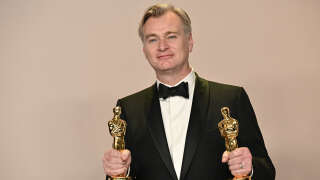 Christopher Nolan pose avec les statuettes de « meilleur réalisateur » et « meilleur film » aux Oscars 2024.
