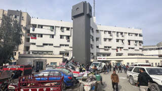 Des Palestiniens déplacés se rassemblant dans la cour de l’hôpital Al-Chifa de Gaza, le 10 décembre 2023.