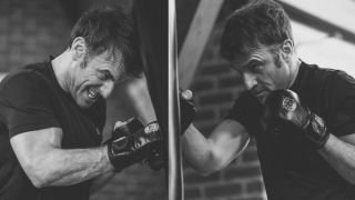 Emmanuel Macron's official photographer posted two photos of the President of the Republic's boxing training on Instagram.