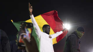 Au Sénégal, ce geste symbolique d’Amadou Ba envers l’antisystème Faye augure une transition démocratique (Photo de Bassirou Diomaye Faye, candidat antisystème et allié de l’opposant Ousmane Sonko, donné vainqueur du premier tour de la présidentielle au Sénégal dimanche 24 mars) 