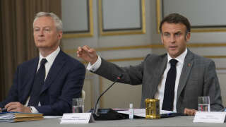 What say the choices considered by the executive (Bruno Le Maire and Emmanuel Macron here in 2023) to get the debt.