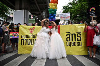 Un couple homosexuel posant en robe de mariée lors d’une marche des fiertés à Bangkok, en Thaïlande, le 5 juin 2022. 