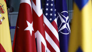 OTAN : 20 ans après l'adhésion des sept pays d'Europe de l'Est, ces menaces pèsent sur l'Alliance (Photo des drapeaux des pays membres de l'Otan et du drapeau de l'Otan) 