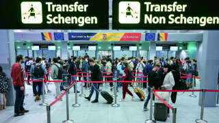 Voyageurs à l'aéroport international Henri Coanda d'Otopeni, en Roumanie, quelques minutes après minuit le 31 mars 2024, juste après l'entrée officielle de la Roumanie dans l'espace Schengen.