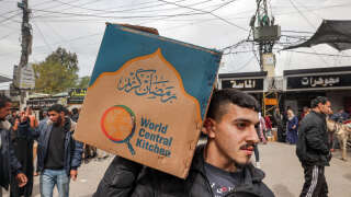 Une boîte de World Central Kitchen est arrivée à Rafah à la mi-mars.  Plusieurs membres de l'ONG sont décédés le 1er avril 2024 à Gaza.