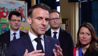 Emmanuel Macron photographié lors d'un discours à l'école d'application Blanche à Paris.