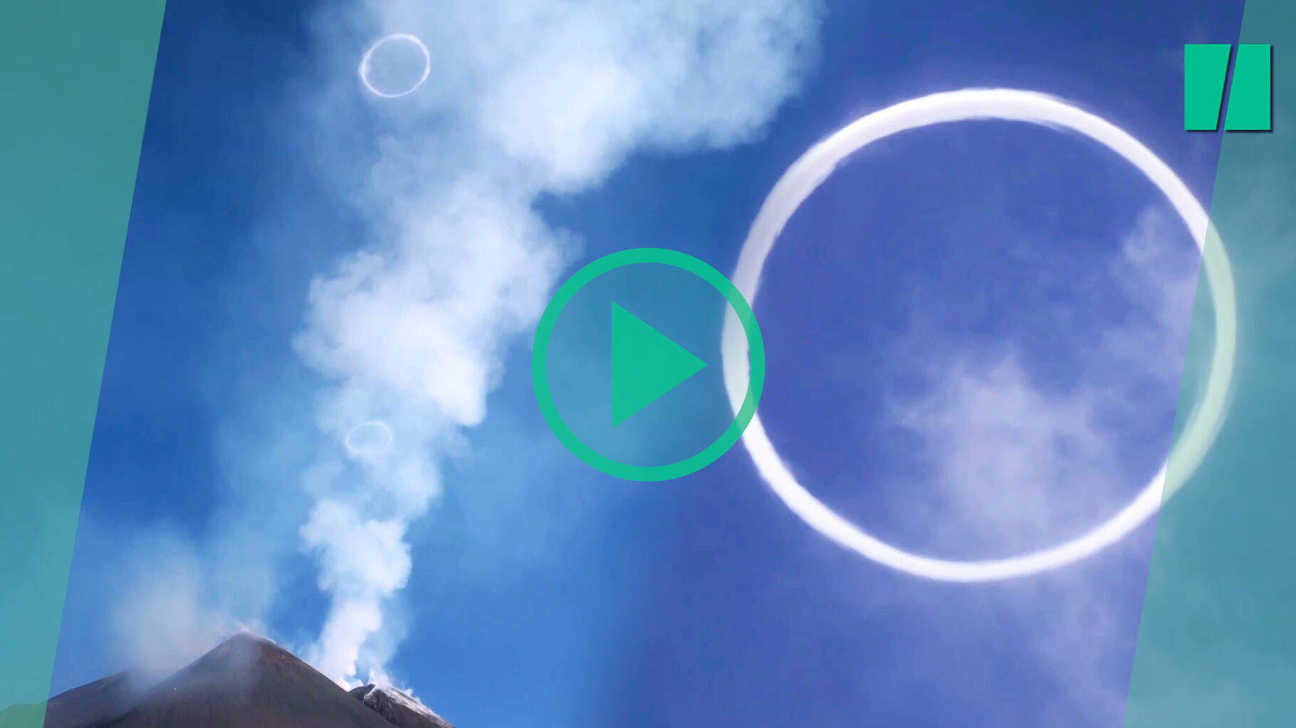 In Italia, l'Etna emette strani anelli di fumo sotto gli occhi attoniti dei turisti