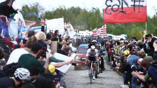 Le coureur Mathieu Van Der Poel, vainqueur de Paris-Roubaix le 7 avril 2024, aurait pu chuter à cause d'une casquette lancée dans ses roues.