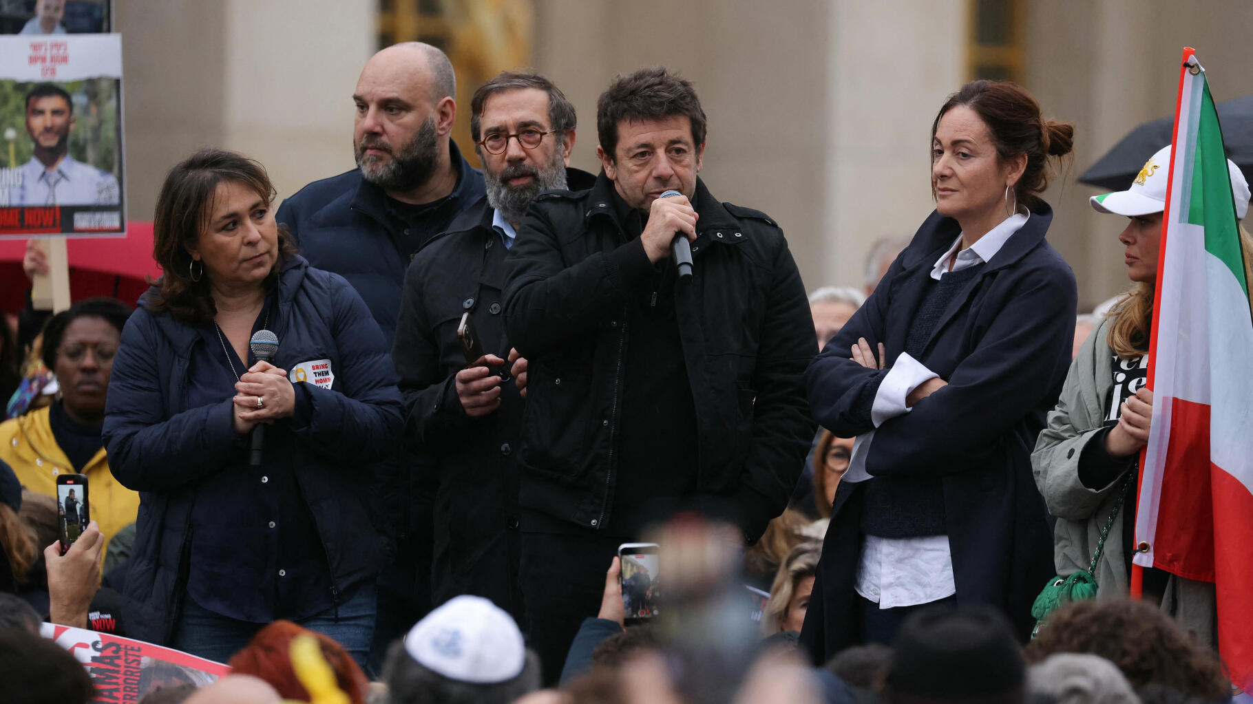 Patrick Bruel ed Enrico Macias alla manifestazione parigina per chiedere la liberazione degli ostaggi