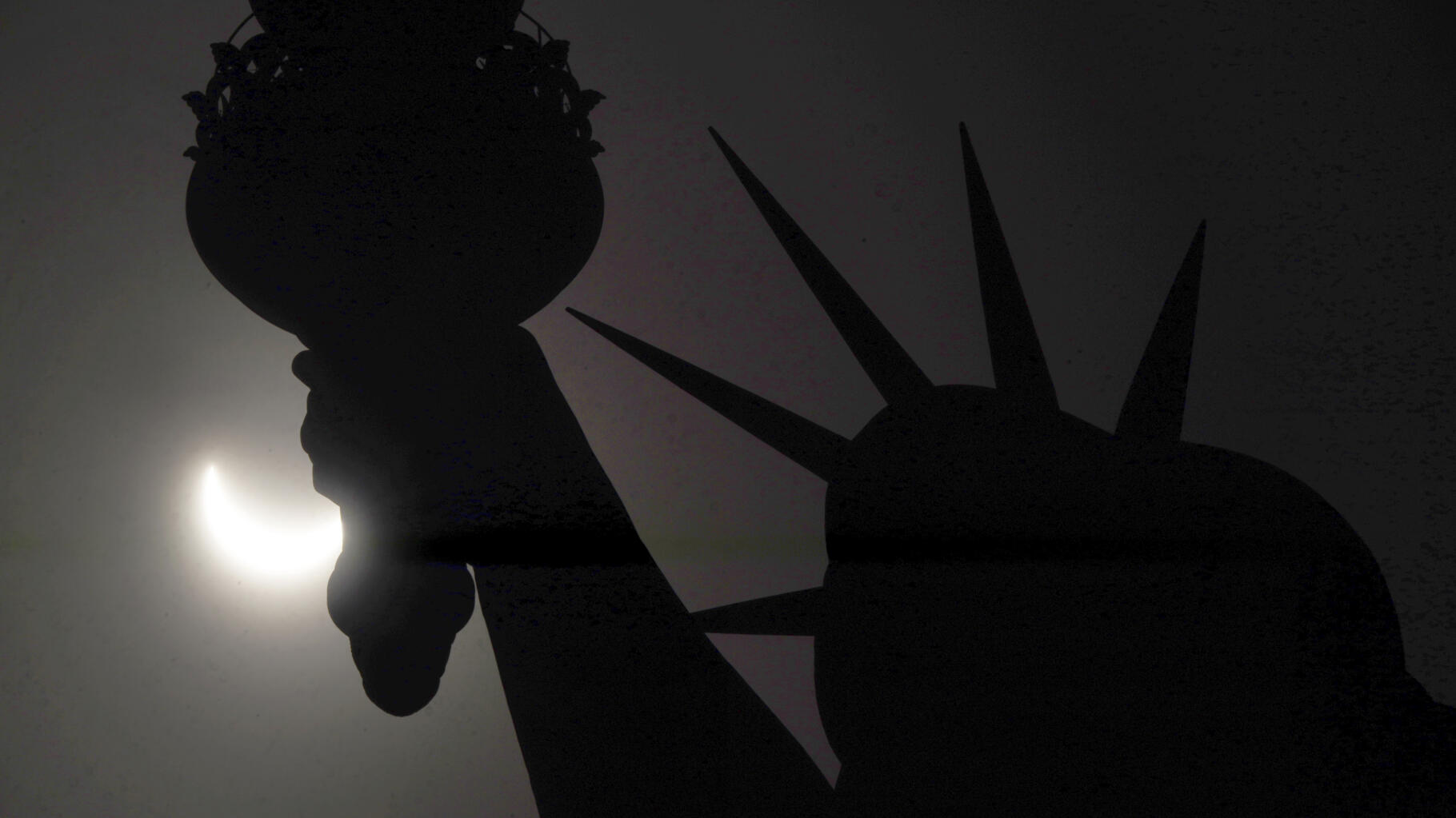 L'eclissi solare ha attraversato il Nord America e le immagini sono stupende
